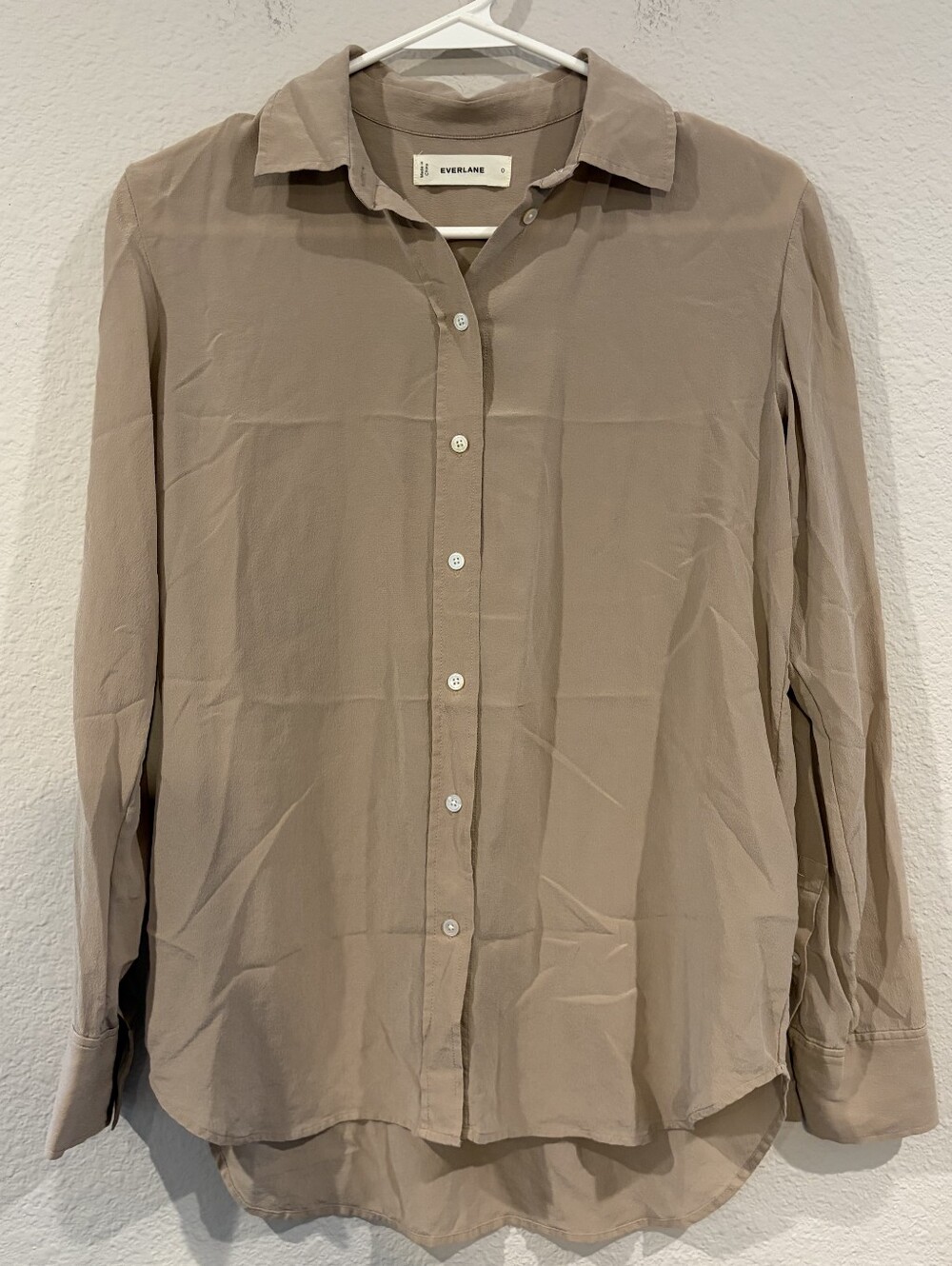 Everlane Womens Classic Silk Tan Long Sleeve Button Up Flowy Blouse Shirt Size 0